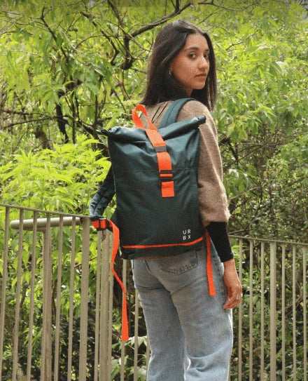 Morral de aventuras Activeverde naranja vista modelo - urbx bags