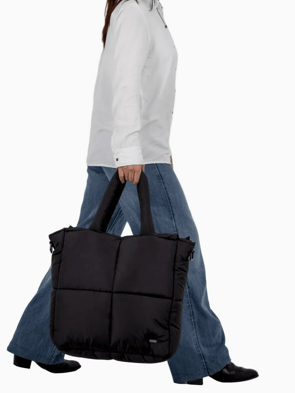 Bolso para la ciudad Puffer Authentic XL Negro Vista Modelo - urbx bags