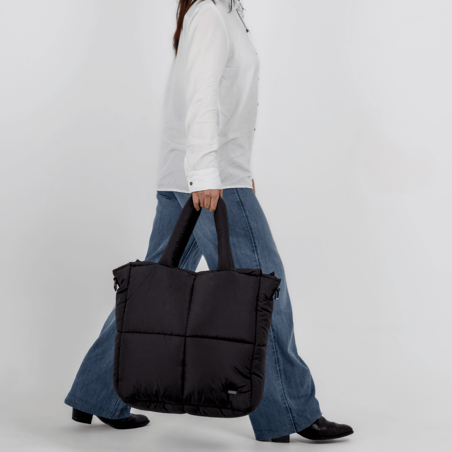 Bolso para la ciudad Puffer Authentic XL Negro Vista Modelo - urbx bags