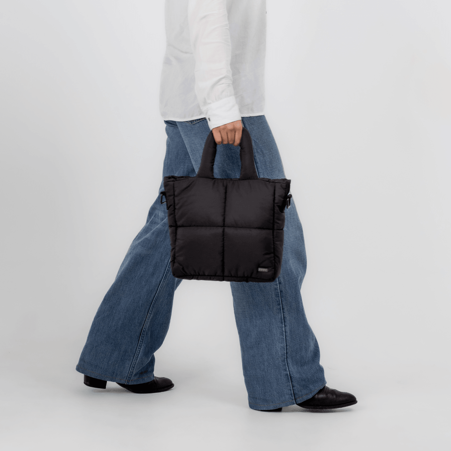 Bolso para la ciudad Puffer Authentic Mini Negro Vista Modelo - urbx bags
