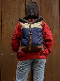 Morral de viajes Classic Azul Beige vista Modelo- urbx bags