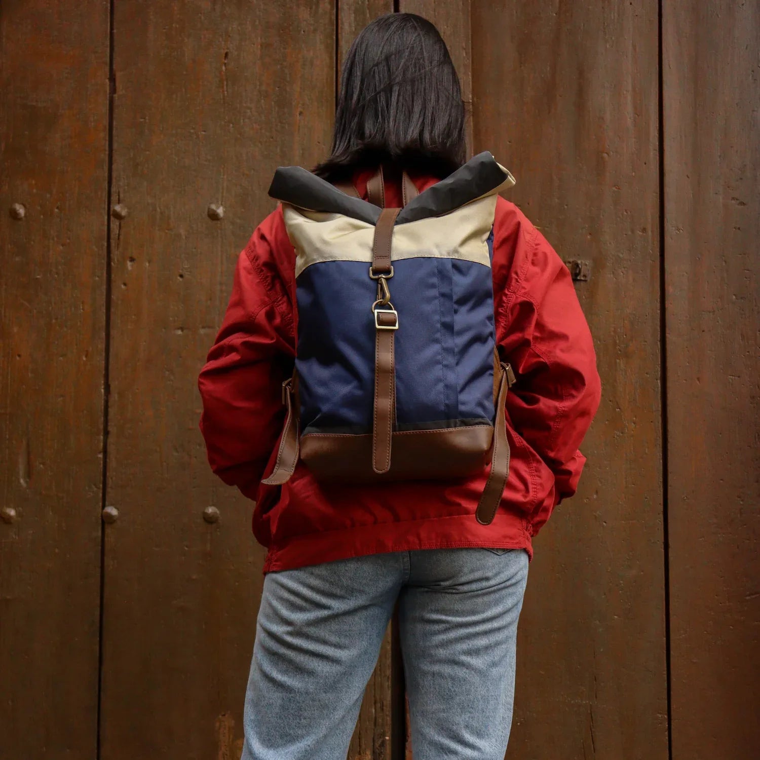 Morral de viajes Classic Azul Beige vista Modelo - urbx bags