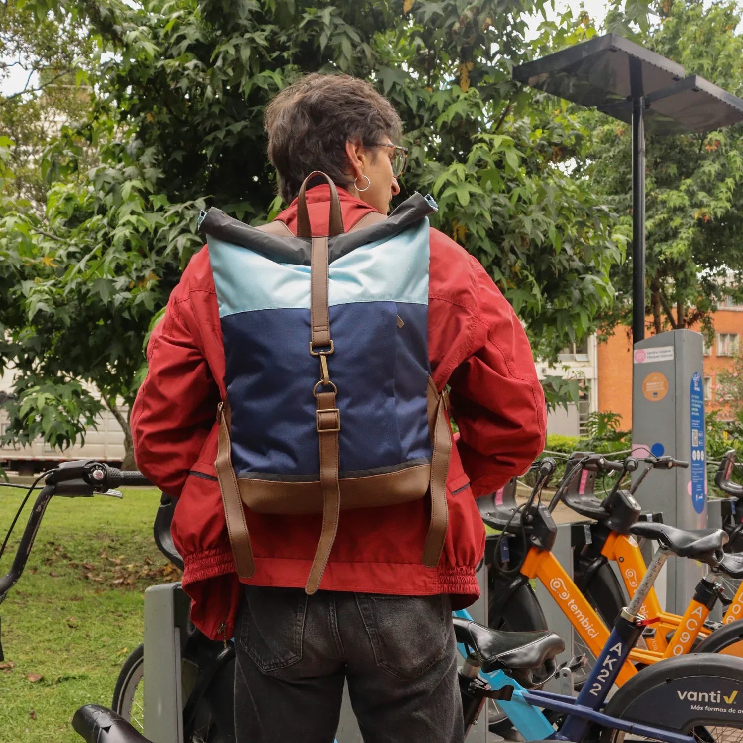 Morral de viajes Classic Azul Celeste vista Modelo - urbx bags