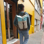 Morral de viajes Classic Beige Menta vista Modelo - urbx bags
