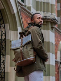 Morral de viajes Classic Verde Chocolate vista Modelo Hombre - urbx bags