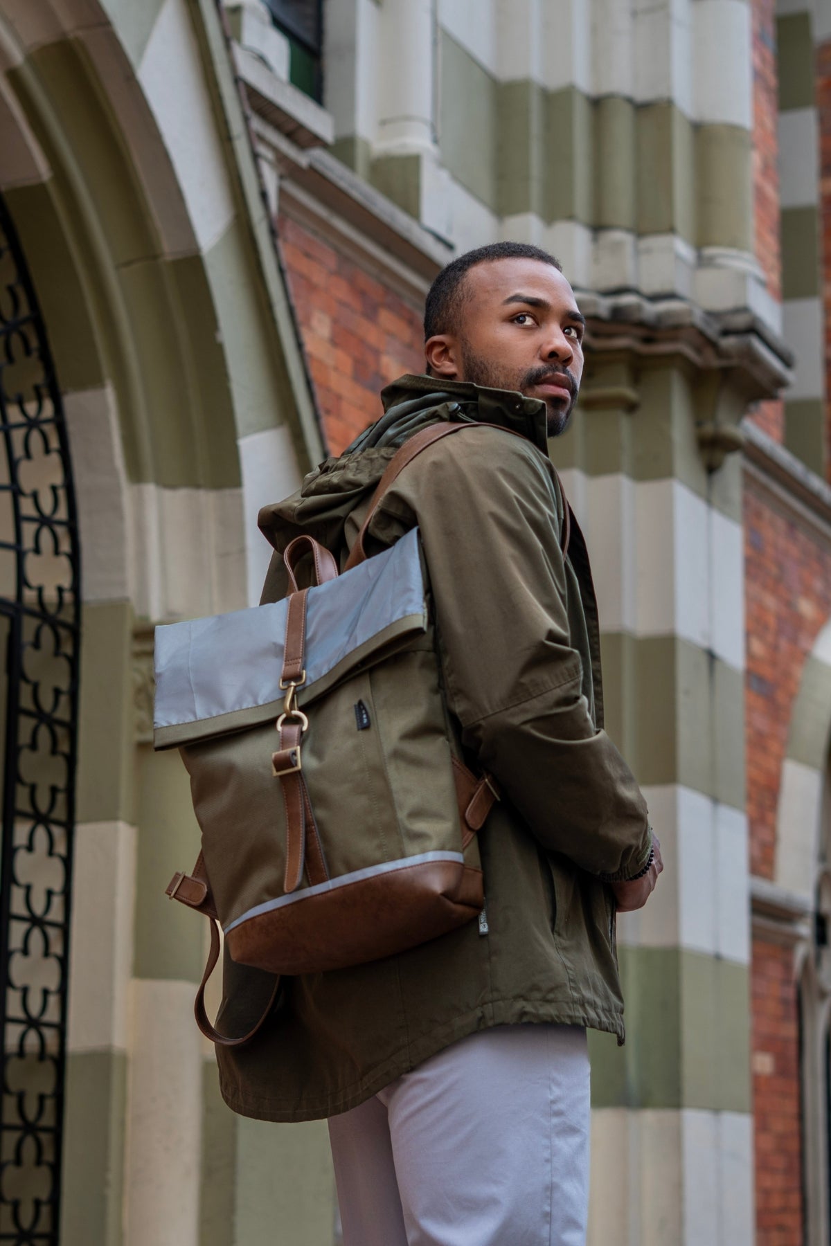 Morral de viajes Classic Verde Chocolate vista Modelo Hombre - urbx bags