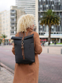 Morral ejecutivo Negro vista Modelo mujer - Urbx Bags