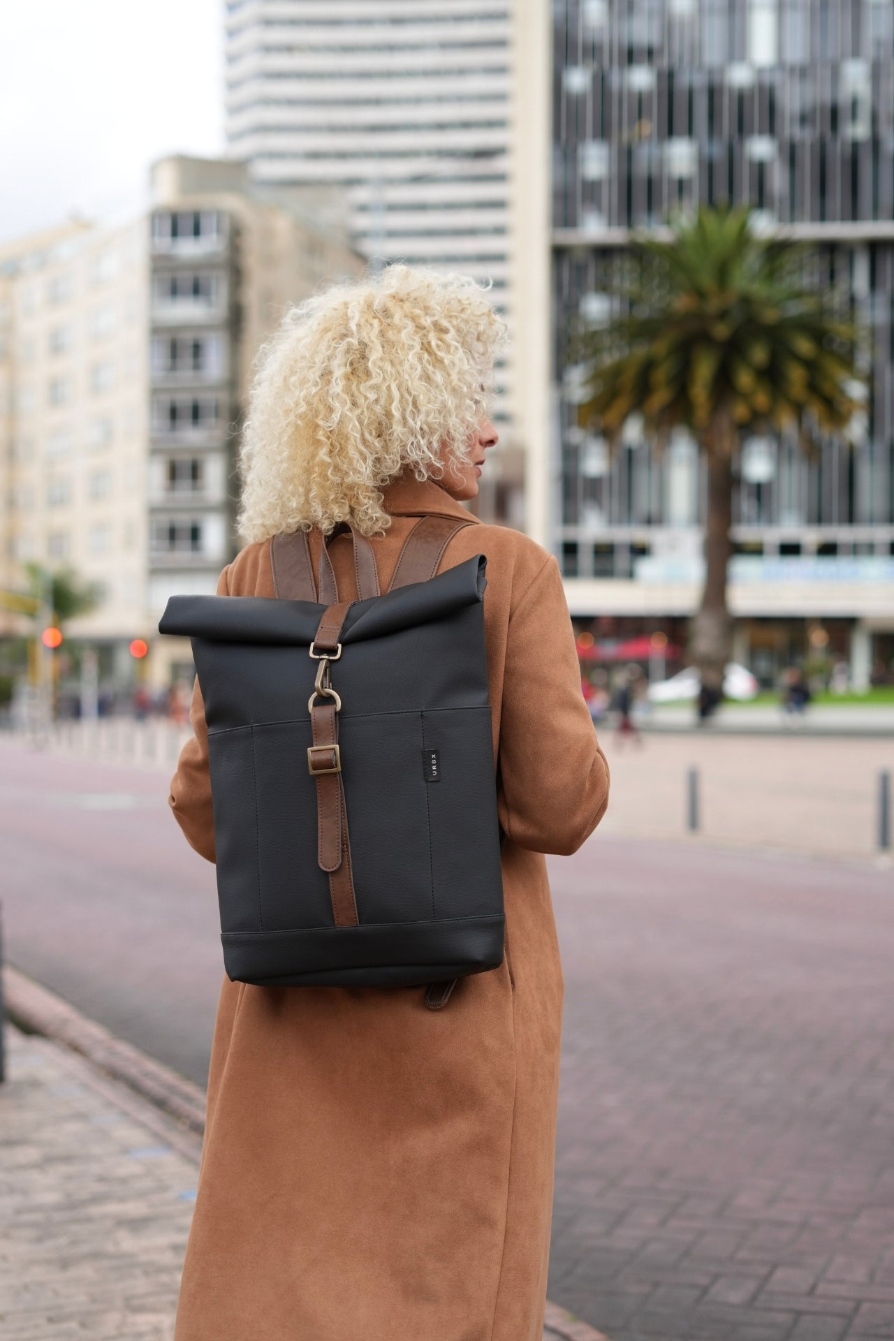 Morral ejecutivo Negro vista Modelo mujer - Urbx Bags