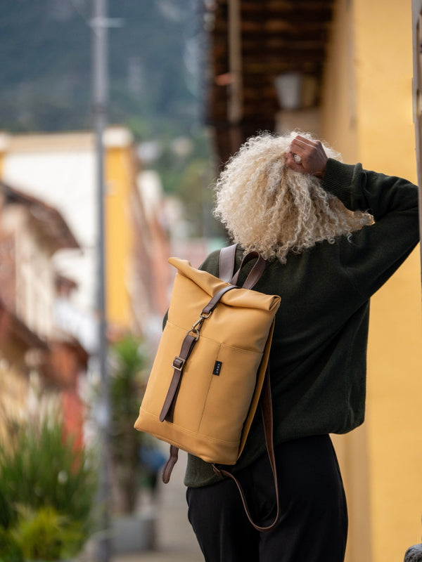 Morral ejecutivo Runway Amarillo vista Modelo mujer - urbx bags