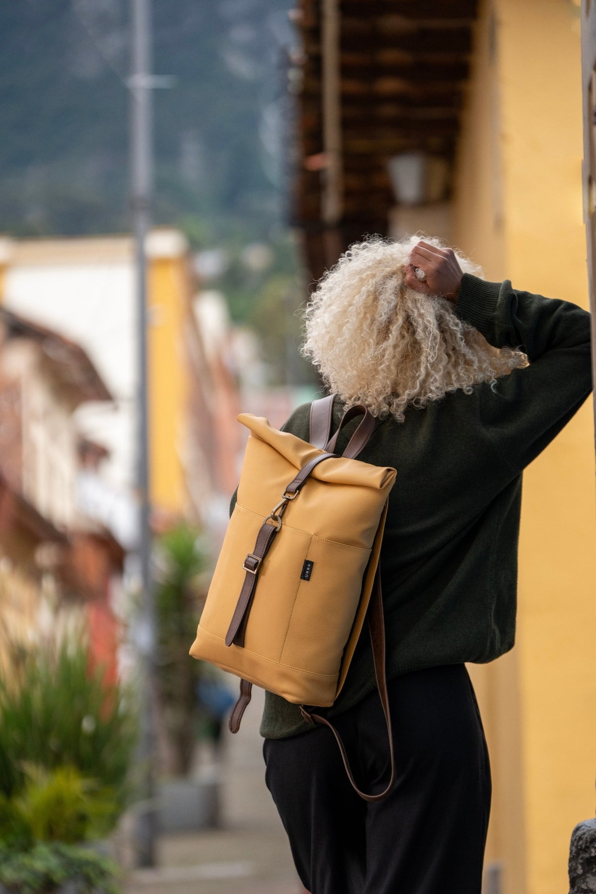 Morral ejecutivo Runway Amarillo vista Modelo mujer - urbx bags