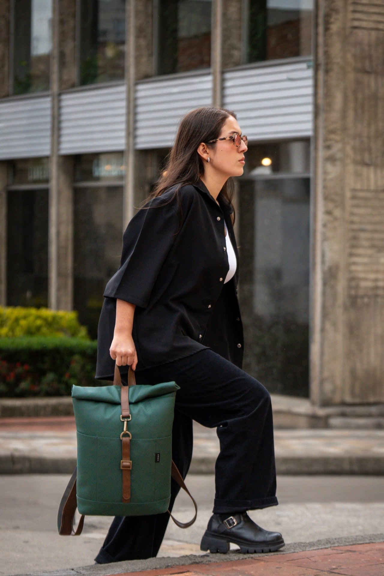 Morral ejecutivo Runway Verde vista Modelo mujer - urbx bags