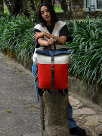 Morral ejecutivo runway rojo cereza vista modelo femenina urbana - Urbx Bags