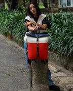 Morral ejecutivo runway rojo cereza vista modelo femenina urbana - Urbx Bags
