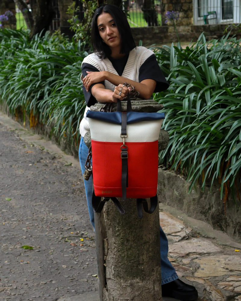 Morral ejecutivo runway rojo cereza vista modelo femenina urbana - Urbx Bags
