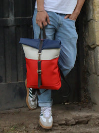 Morral ejecutivo runway rojo cereza vista modelo masculino urbano - Urbx Bags