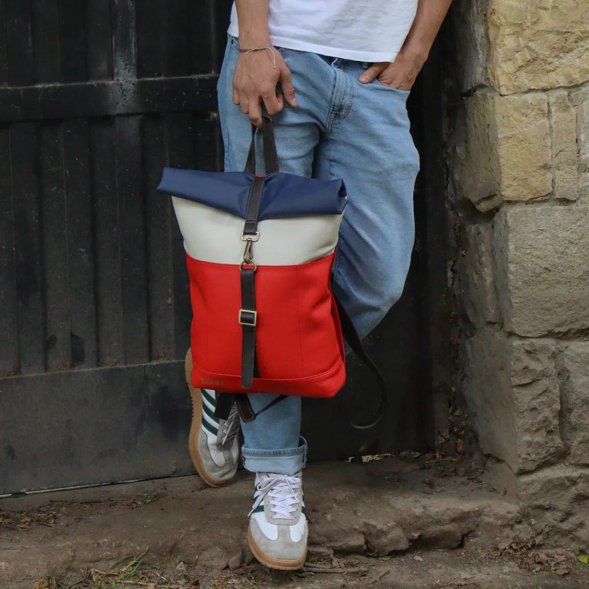 Morral ejecutivo runway rojo cereza vista modelo masculino urbano - Urbx Bags